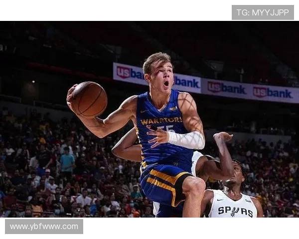 穆迪灵巧突破防线巧妙拉杆上篮轻松得分展现出色个人能力